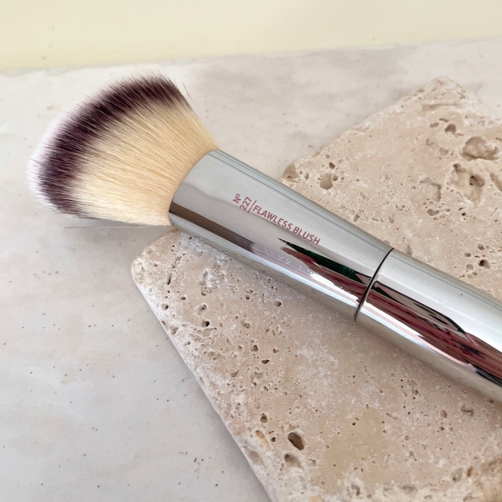 It Cosmetics Love Beauty Fully Flawless Blush Brush - Picture 3 of 6